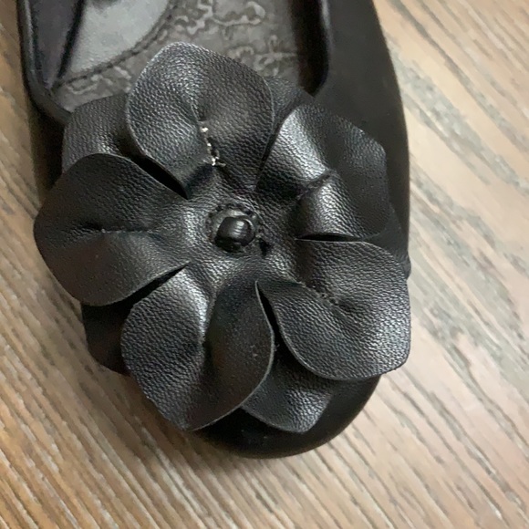 B.O.C. by BORN slip on black ballet flats with decorative flower on toe - Picture 4 of 13
